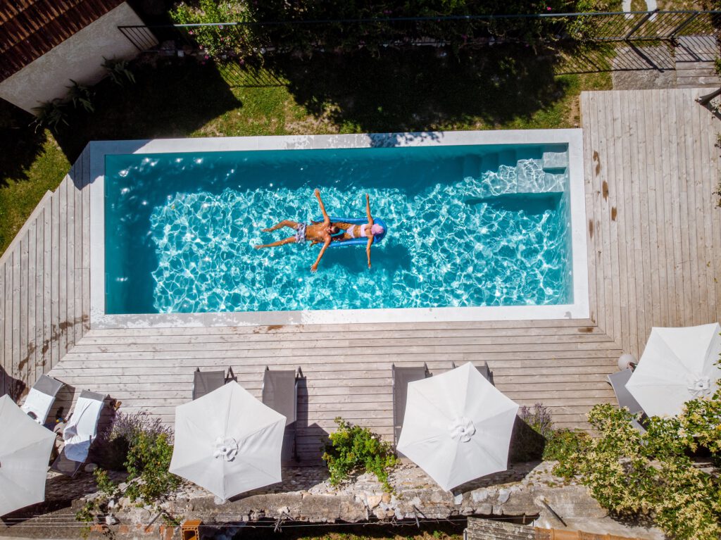 Startseite two,people,swim,in,the,pool,at,the,hotel.,view