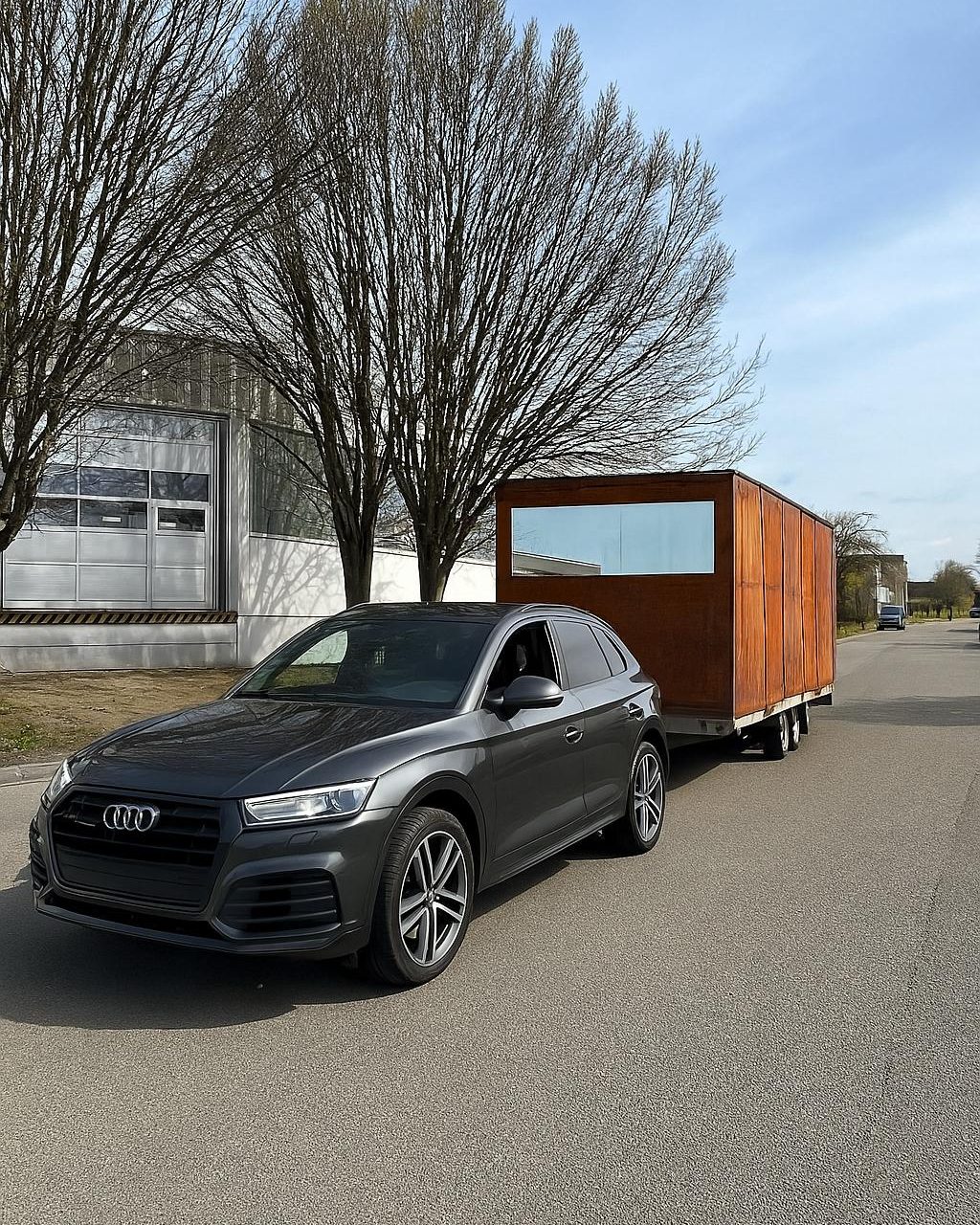 Visualisierung: Cube auf einem Anhänger hinter einem Geländewagen.