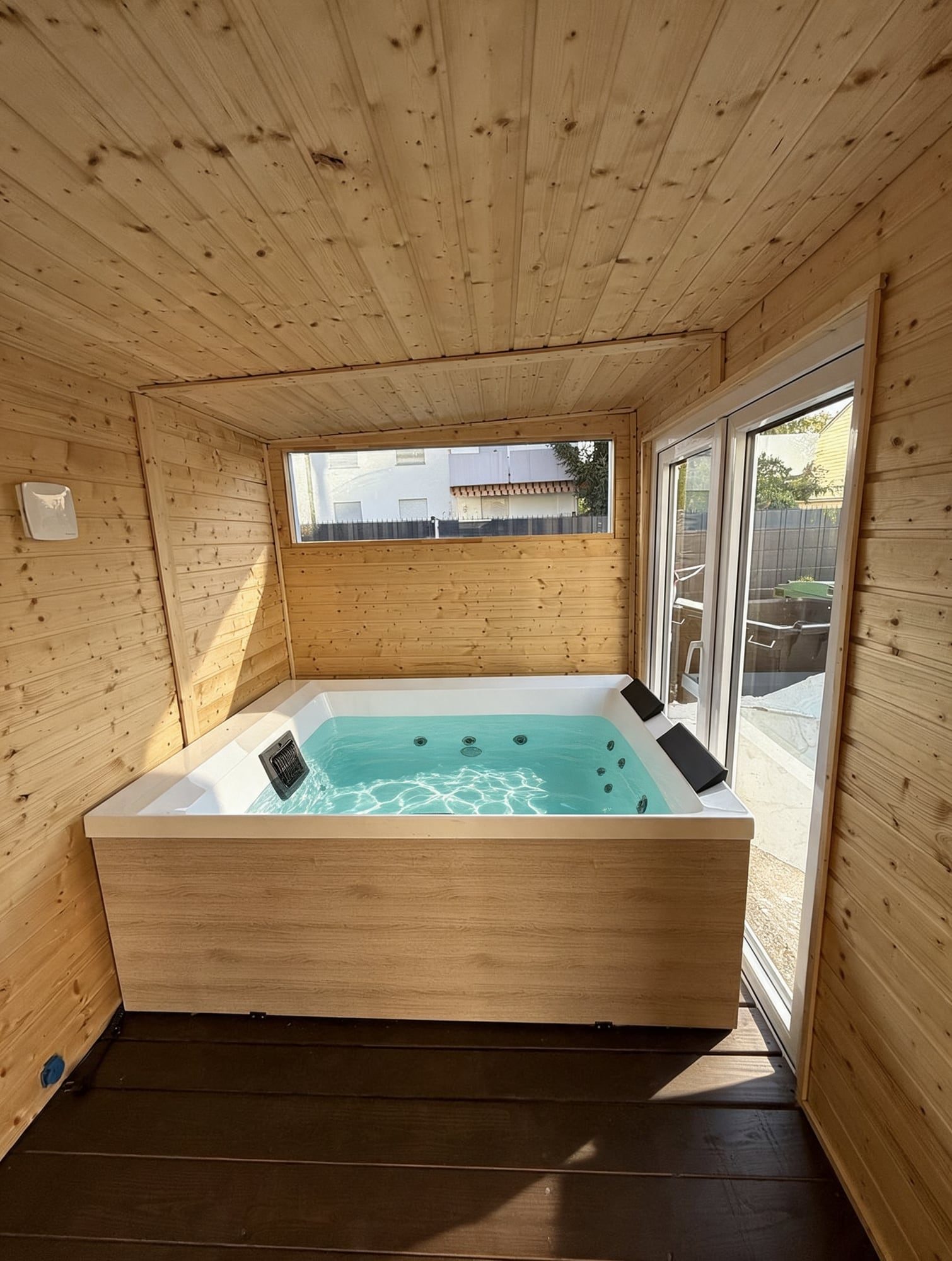 Visualisierung: Gefüllter Whirlpool im Wellness Cube, betriebsbereit.